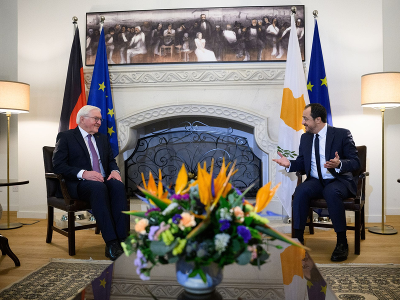 Bundespräsident Steinmeier und der zyorische Präsident Nikos Christodoulides in Nikosia. , Steinmeier besucht das Land 20 Jahre nach dessen Beitritt zur Europäischen Union und 50 Jahre nach der Teilung der Insel. - Foto: Bernd von Jutrczenka/dpa