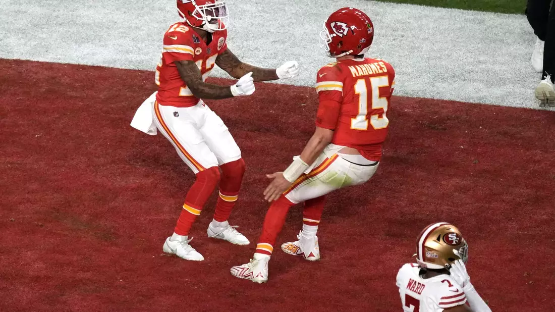 Mecole Hardman Jr. (12) feiert, nachdem er in der Verlängerung den entscheidenden Touchdownpass gefangen hat. - Bild: Charlie Riedel/AP/dpa