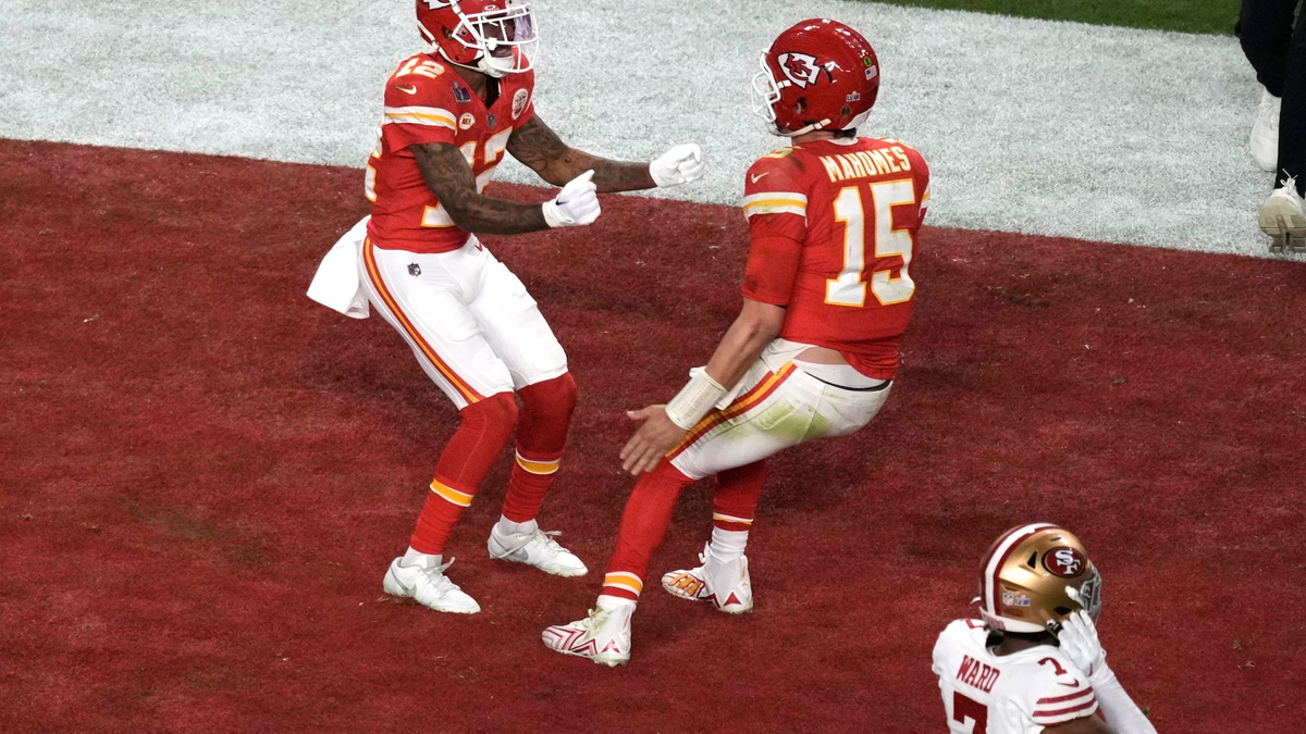 Mecole Hardman Jr. (12) feiert, nachdem er in der Verlängerung den entscheidenden Touchdownpass gefangen hat. - Foto: Charlie Riedel/AP/dpa