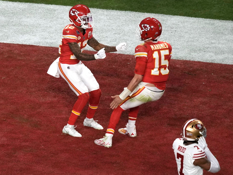 Mecole Hardman Jr. (12) feiert, nachdem er in der Verlängerung den entscheidenden Touchdownpass gefangen hat. - Foto: Charlie Riedel/AP/dpa
