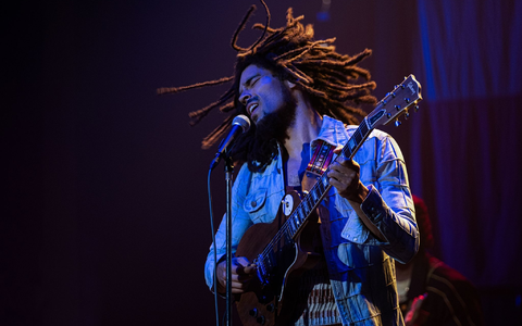 Kingsley Ben-Adir als Bob Marley in einer Szene des Films «Bob Marley: One Love» - Foto: Chiabella James/Paramount Pictures Germany/dpa