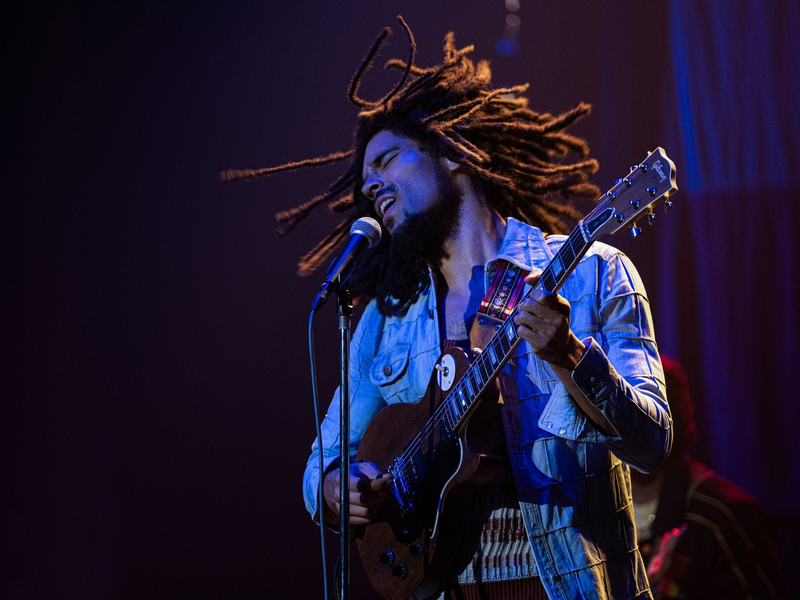 Kingsley Ben-Adir als Bob Marley in einer Szene des Films «Bob Marley: One Love» - Foto: Chiabella James/Paramount Pictures Germany/dpa