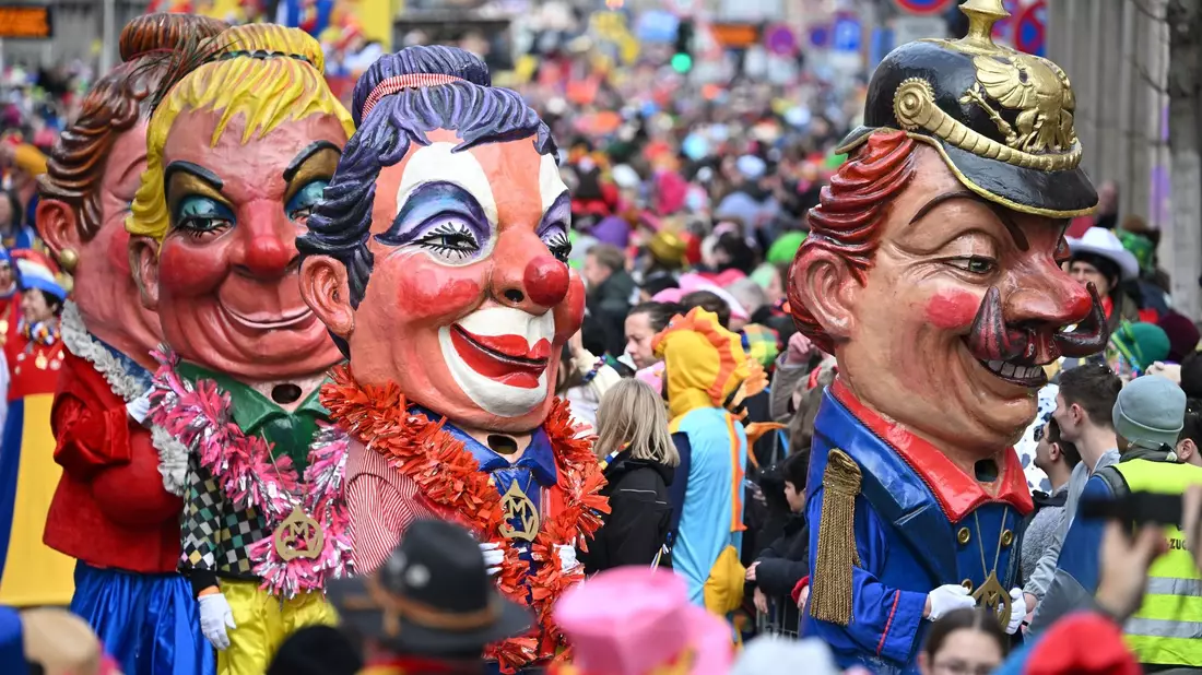 Ein Motivwagen nimmt Bundesgesundheitsminister Karl Lauterbach beim Mainzer Rosenmontagszug aufs Korn. - Bild: Arne Dedert/dpa