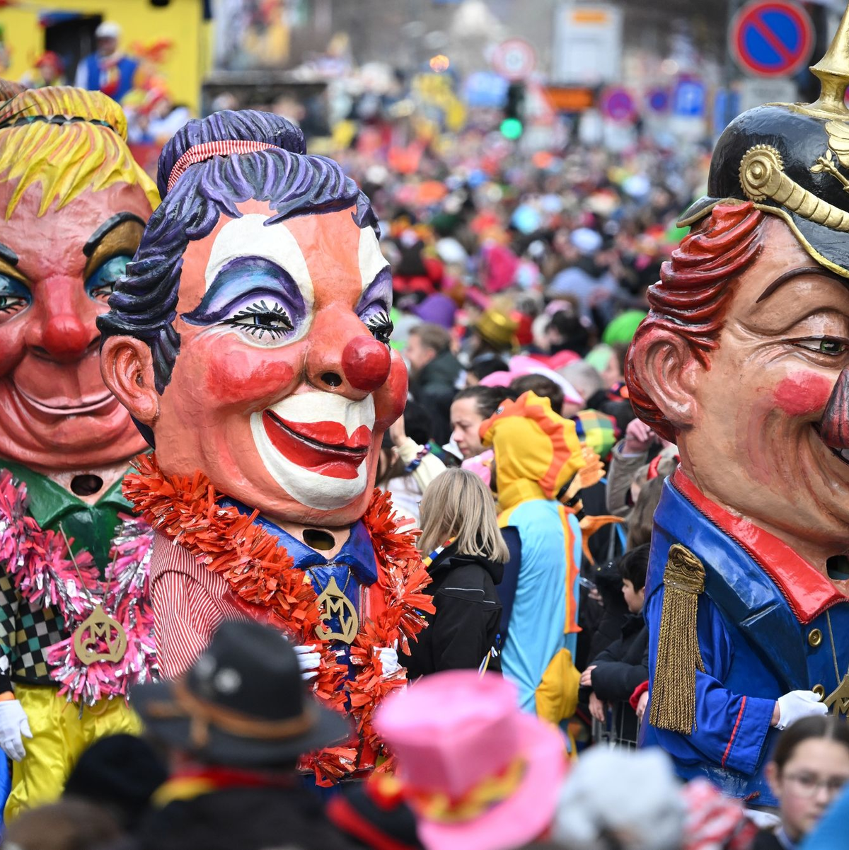 Ein Motivwagen nimmt Bundesgesundheitsminister Karl Lauterbach beim Mainzer Rosenmontagszug aufs Korn. - Foto: Arne Dedert/dpa