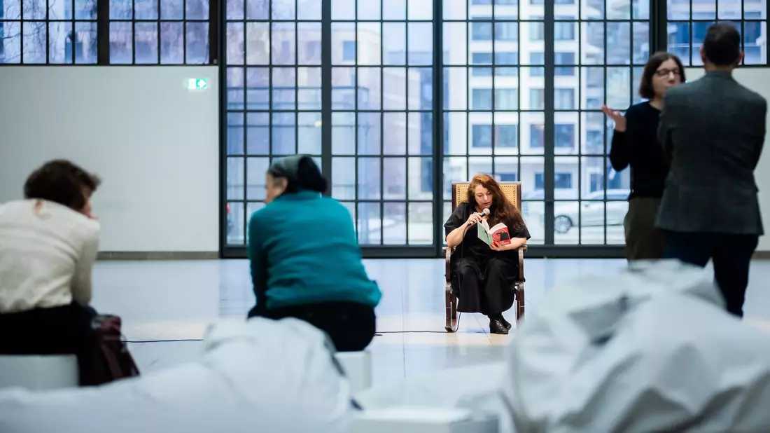 Die Hannah-Arendt-Lesung der Künstlerin Tania Brugueras im Hamburger Bahnhof in Berlin wurde nach propalästinensischem Protest abgebrochen. - Bild: Christoph Soeder/dpa