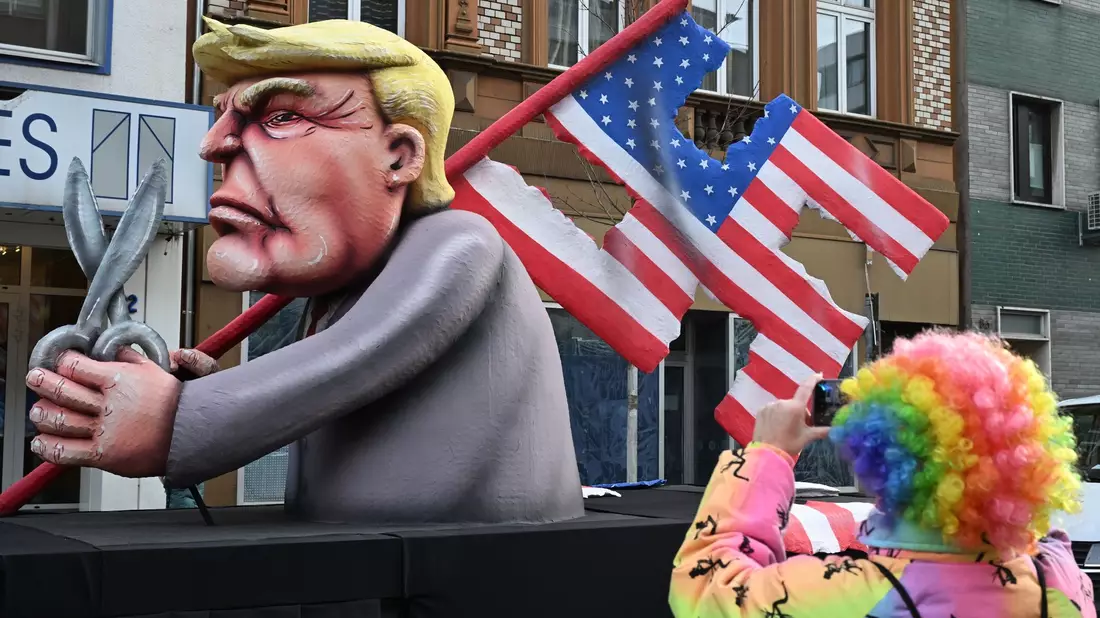 Bei Wagenbauer Jacques Tilly hat Donald Trump aus der US-Flagge ein Hakenkreuz geschnitten. - Bild: Federico Gambarini/dpa