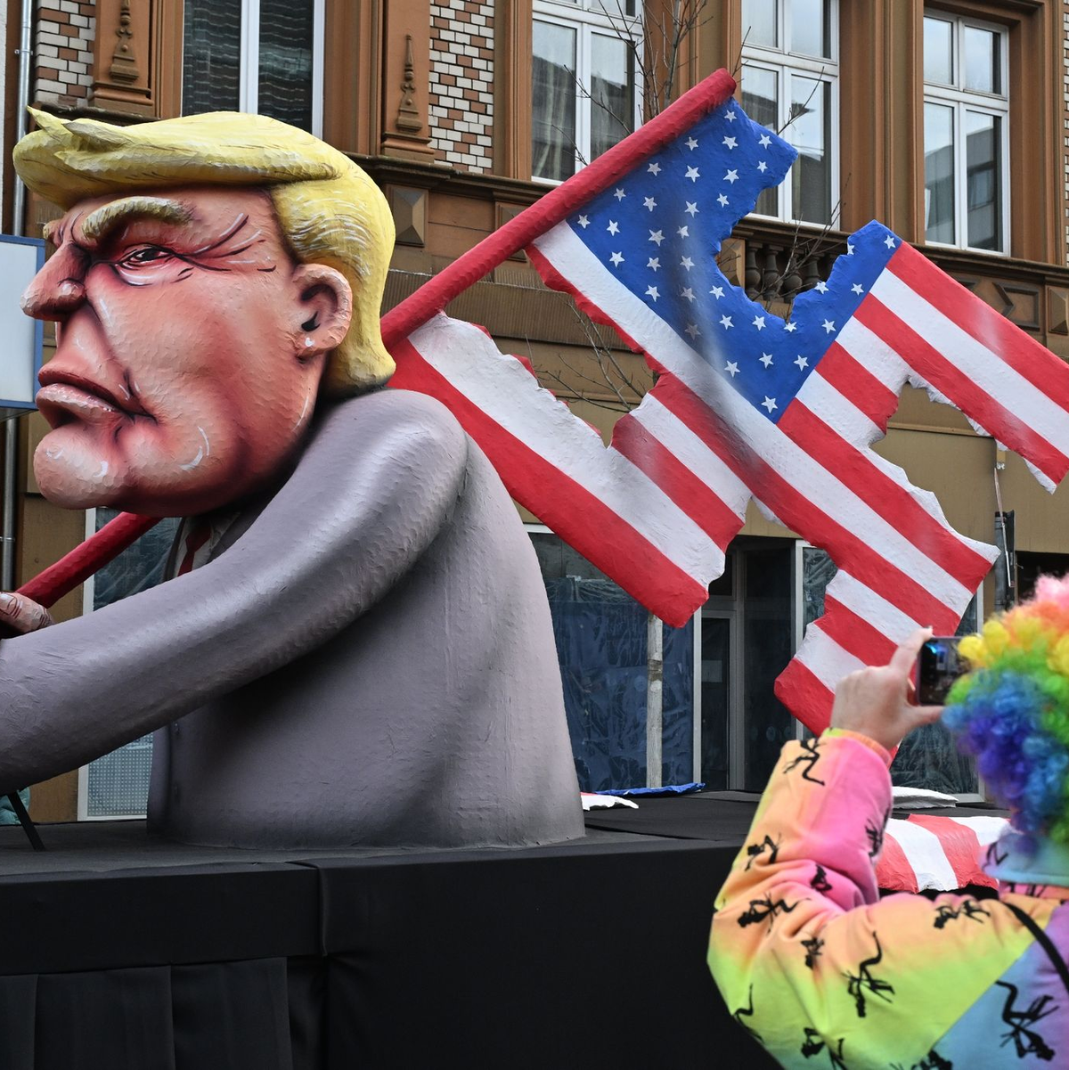 Bei Wagenbauer Jacques Tilly hat Donald Trump aus der US-Flagge ein Hakenkreuz geschnitten. - Foto: Federico Gambarini/dpa