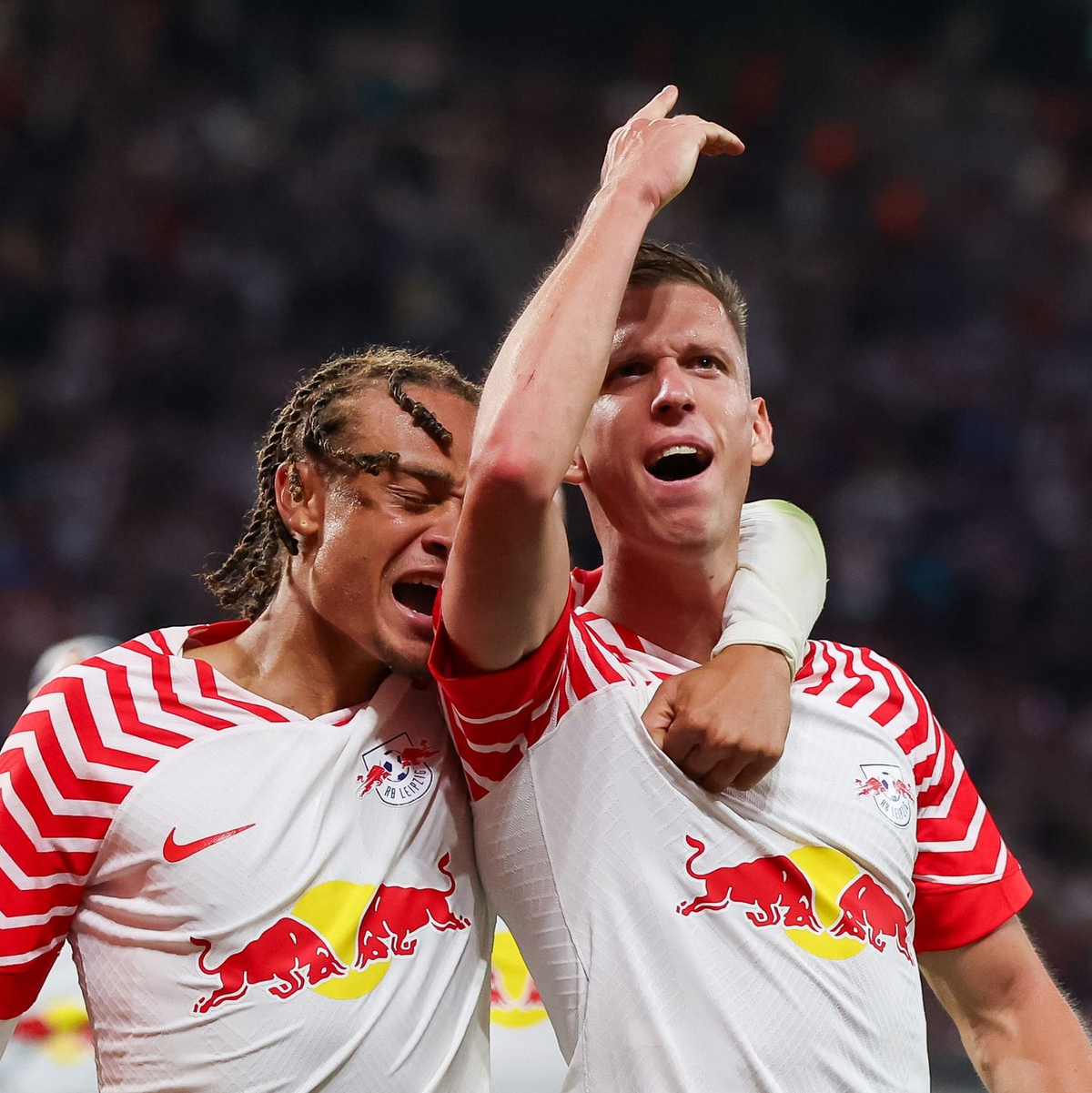 Leipzigs Xavi Simons (l) und Dani Olmo wurden in der Kaderschmiede des FC Barcelona ausgebildet. - Foto: Jan Woitas/dpa