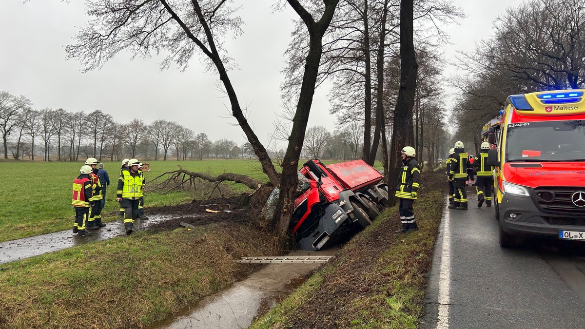 FW-OLL: Schwerer Verkehrsunfall in Hatten: Lkw prallt gegen mehrere Bäume und kippt in Graben - Foto: presseportal.de