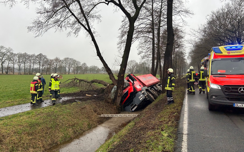 FW-OLL: Schwerer Verkehrsunfall in Hatten: Lkw prallt gegen mehrere Bäume und kippt in Graben - Foto: presseportal.de