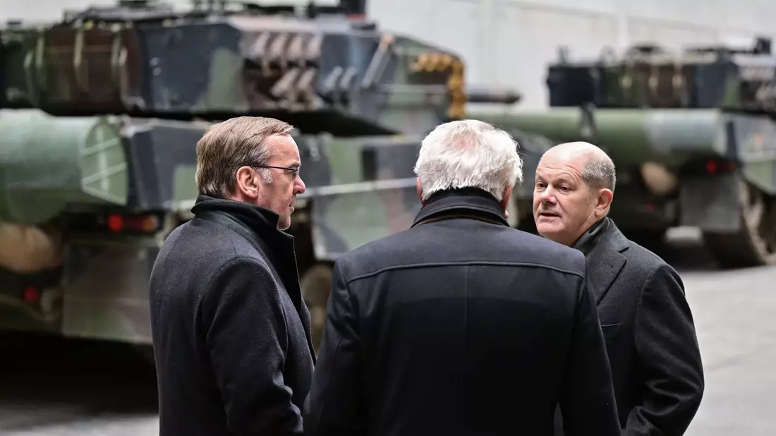 Kanzler Olaf Scholz (r.), Verteidigungsminister Boris Pistorius (l.) und Rheinmetall-Chef Armin Papperger. - Bild: Philipp Schulze/dpa