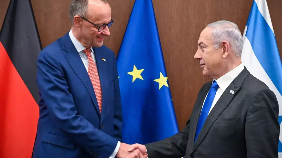 Friedrich Merz wird von Israels Premier Benjamin Netanjahu begrüßt. - Bild: Kobi Gideon/GPO/dpa