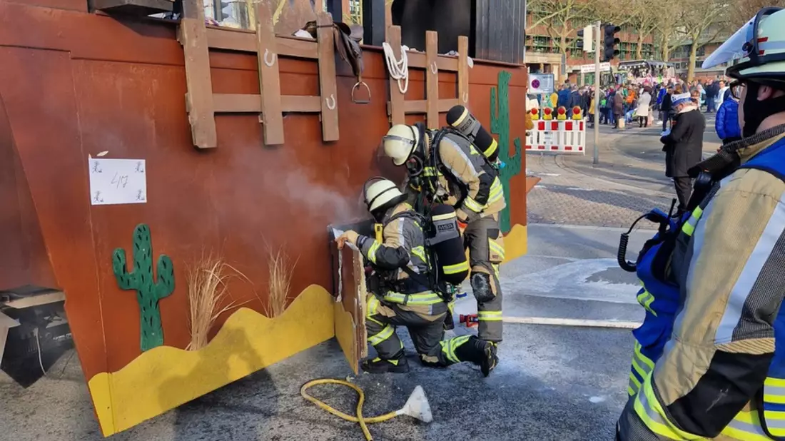 FW Bocholt: Feuerwehr löscht Entstehungsbrand an Karnevalswagen - Bild: presseportal.de