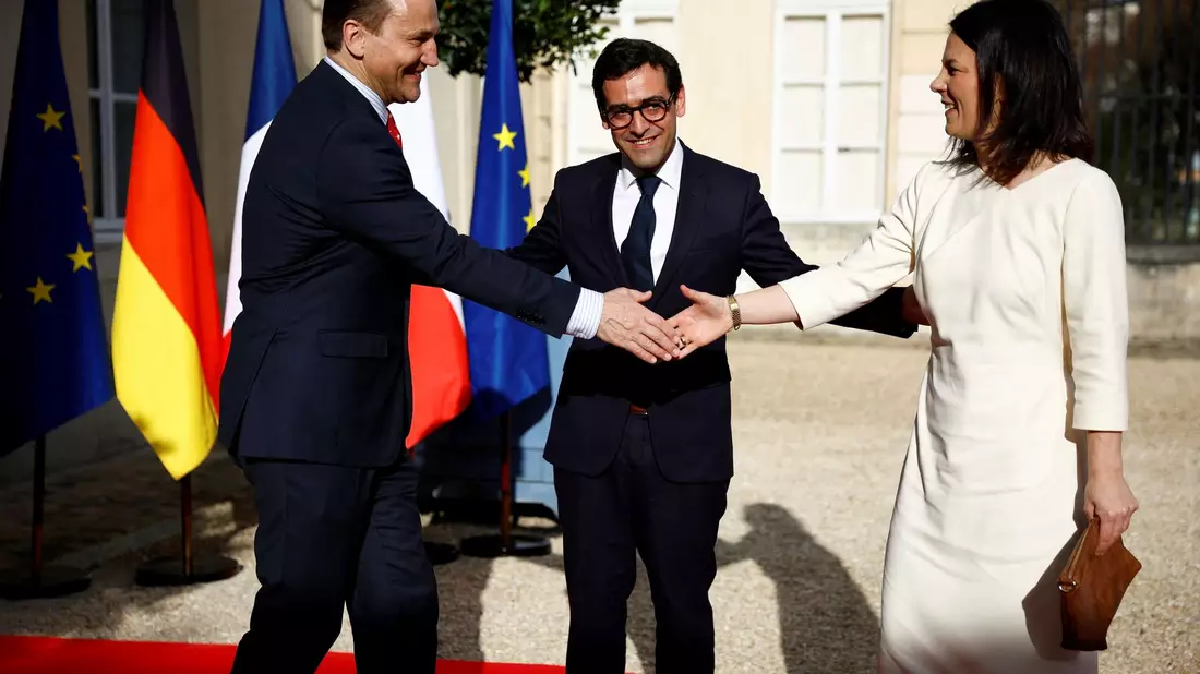 Treffen in La Celle Saint-Cloud: Annalena Baerbock und ihre Amtskollegen aus Frankreich, Stephane Sejourne (M), und Polen, Radoslaw Sikorski. - Bild: Sarah Meyssonnier/RTR POOL/AP/dpa