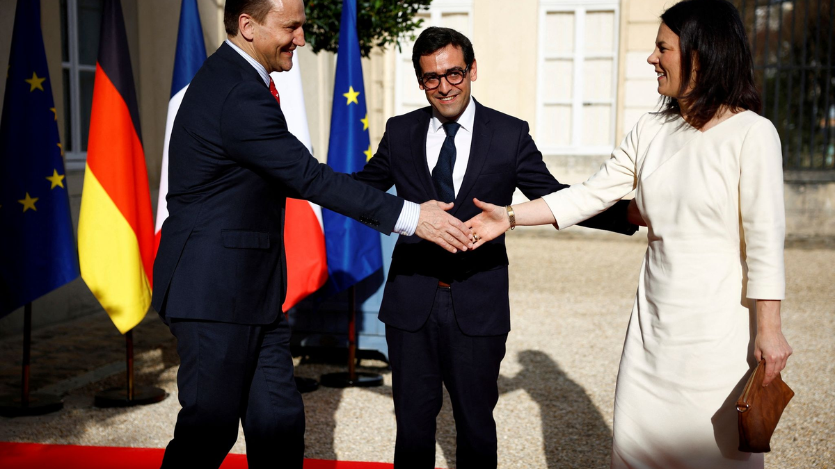Treffen in La Celle Saint-Cloud: Annalena Baerbock und ihre Amtskollegen aus Frankreich, Stephane Sejourne (M), und Polen, Radoslaw Sikorski. - Foto: Sarah Meyssonnier/RTR POOL/AP/dpa