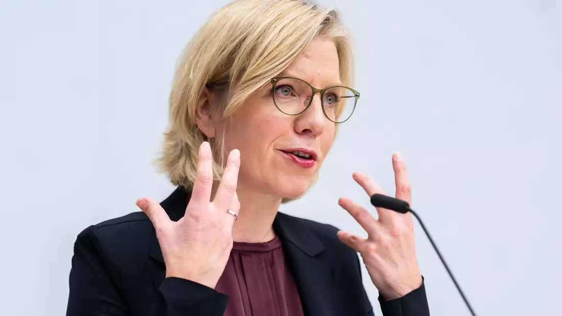 Die österreichische Energieministerin Leonore Gewessler will die hohe Abhängigkeit des Landes von russischem Gas bekämpfen. - Bild: Georg Hochmuth/APA/dpa