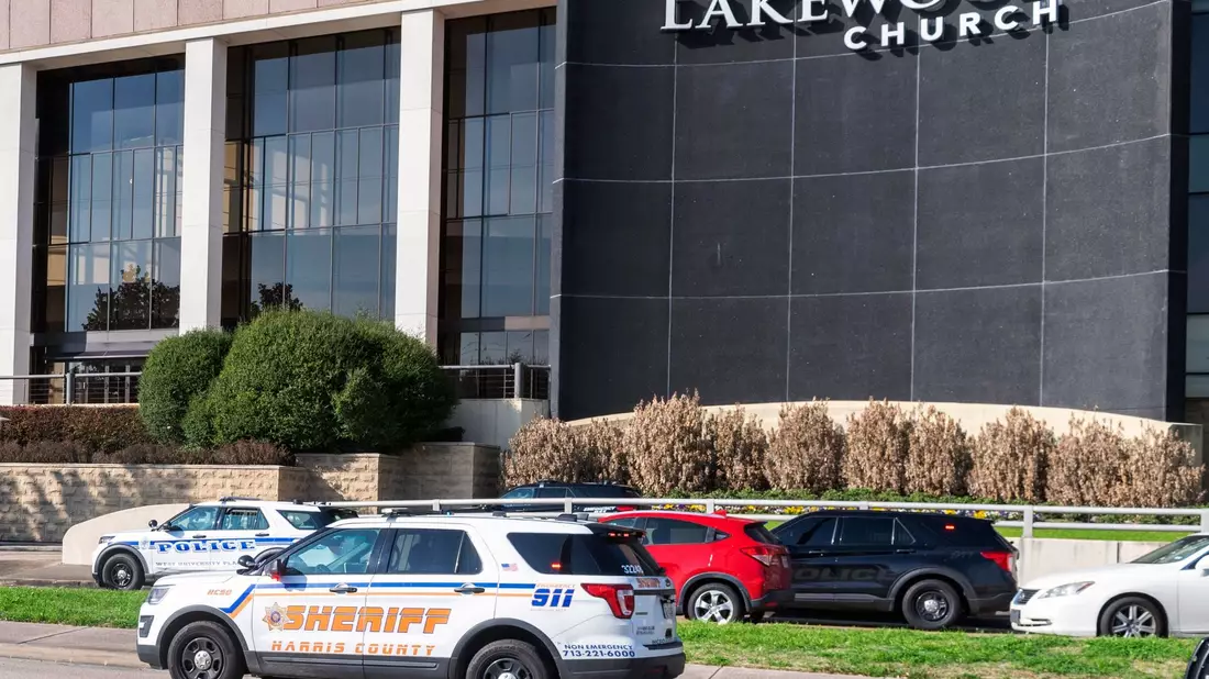 Bei der Kirche handelt es sich um die Lakewood Church des protestantischen Celebrity-Predigers Joel Osteen. - Bild: Kirk Sides/Houston Chronicle/AP/dpa