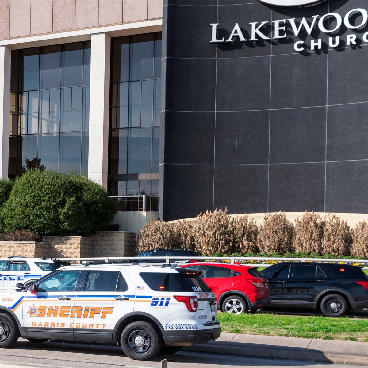 Bei der Kirche handelt es sich um die Lakewood Church des protestantischen Celebrity-Predigers Joel Osteen. - Foto: Kirk Sides/Houston Chronicle/AP/dpa