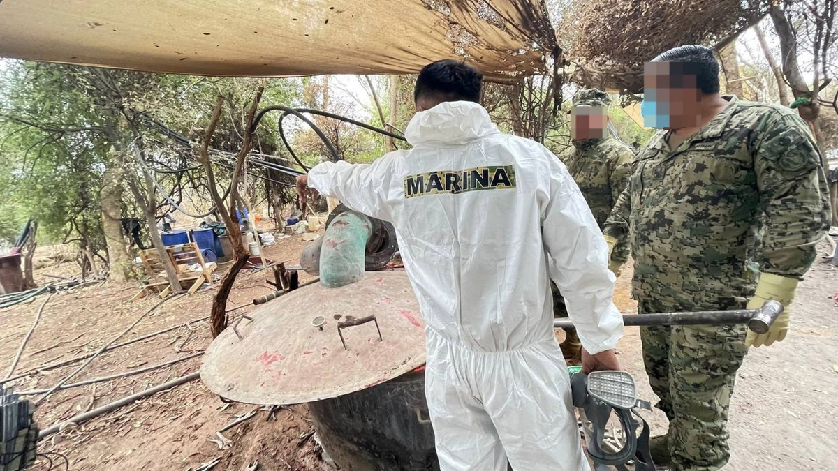 Soldaten inspizieren das Lager zur Produktion von synthetischen Drogen im Bundesstaat Sonora. - Foto: -/Armee von Mexiko/dpa