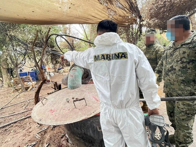 Soldaten inspizieren das Lager zur Produktion von synthetischen Drogen im Bundesstaat Sonora. - Foto: -/Armee von Mexiko/dpa