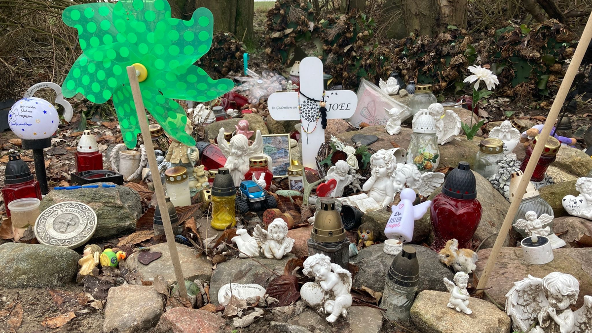 Engelsfiguren und Erinnerungsstücke stehen nahe der Stelle, wo Joel am 14. September 2023 mit Stichverletzungen gefunden wurde. - Foto: Christian Johner/dpa