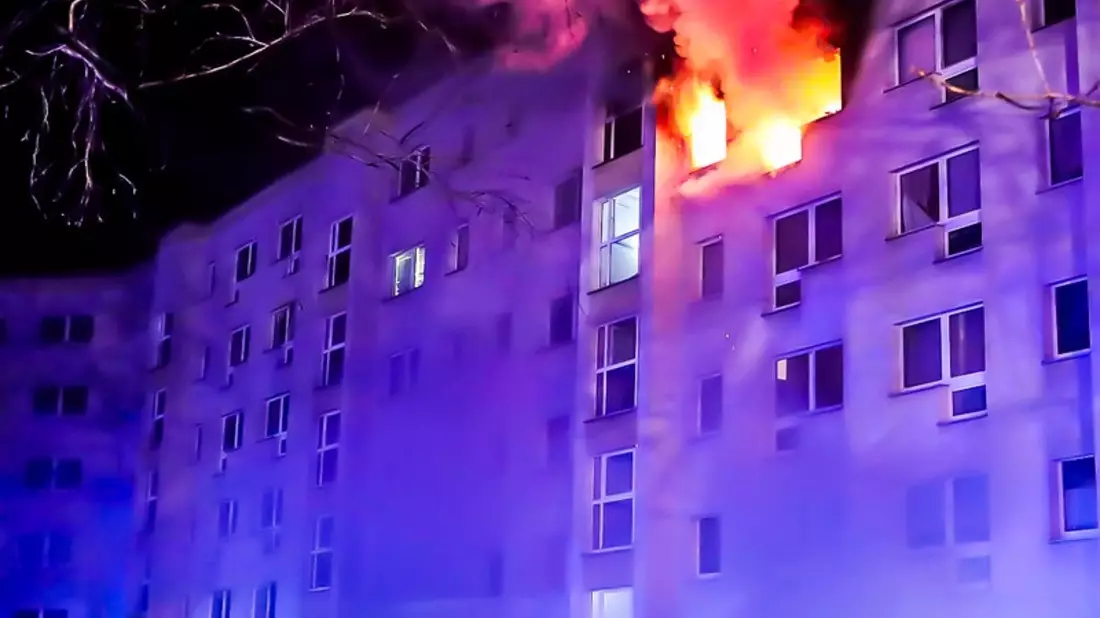 FW Dresden: Ein Verletzter und massiver Gebäudeschaden nach Wohnungsbrand - Bild: presseportal.de