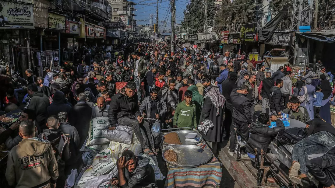 Mehr als eine Million Binnenflüchtlinge halten sich in Rafah auf. - Bild: Abed Rahim Khatib/dpa
