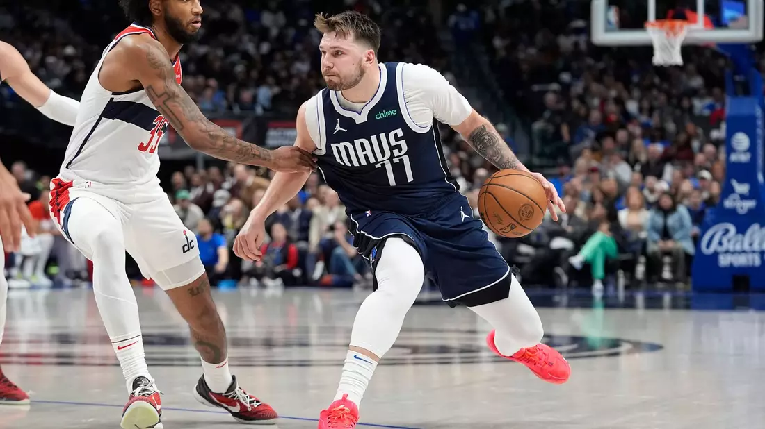 Mavs-Star Luka Doncic (r) schaffte bereits sein zehntes Triple-Double in dieser Saison. - Bild: LM Otero/AP/dpa