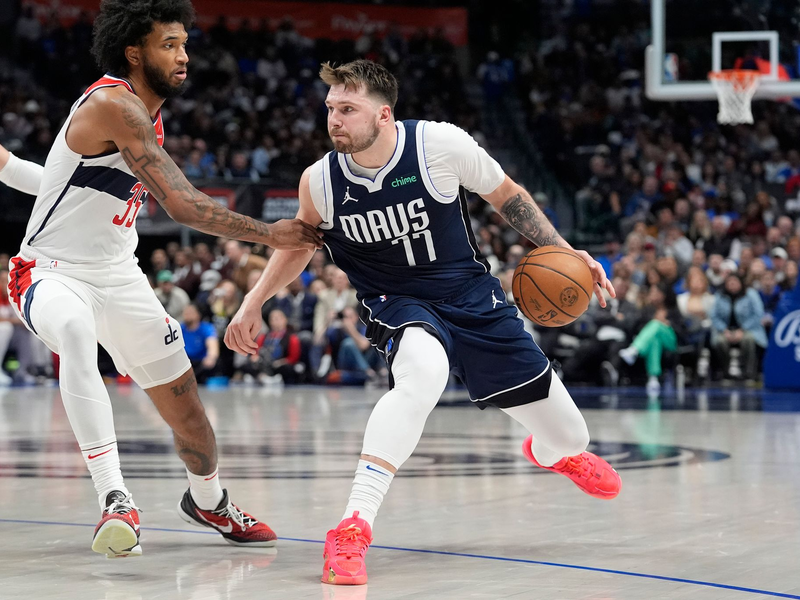 Mavs-Star Luka Doncic (r) schaffte bereits sein zehntes Triple-Double in dieser Saison. - Foto: LM Otero/AP/dpa