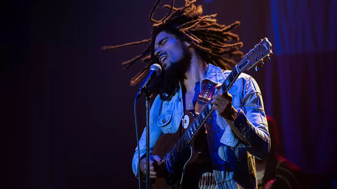 Kingsley Ben-Adir als Bob Marley in einer Szene des Films «Bob Marley: One Love» - Bild: Chiabella James/Paramount Pictures Germany/dpa