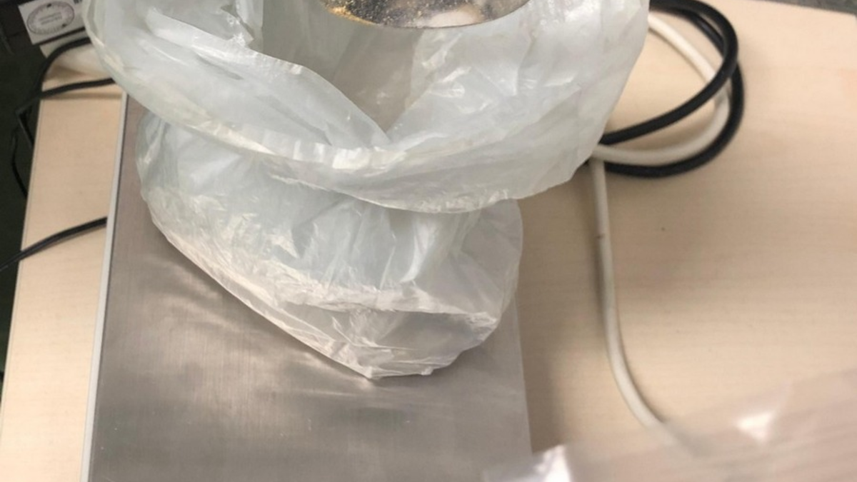 Bundespolizeidirektion München: Bundespolizei findet braunes Pulver in Handschuh/ Gewürzmischung bringt Inder in Erklärungsnot - Foto: presseportal.de