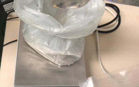 Bundespolizeidirektion München: Bundespolizei findet braunes Pulver in Handschuh/ Gewürzmischung bringt Inder in Erklärungsnot - Foto: presseportal.de