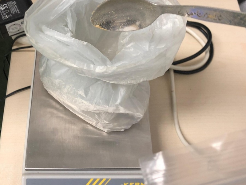 Bundespolizeidirektion München: Bundespolizei findet braunes Pulver in Handschuh/ Gewürzmischung bringt Inder in Erklärungsnot - Foto: presseportal.de