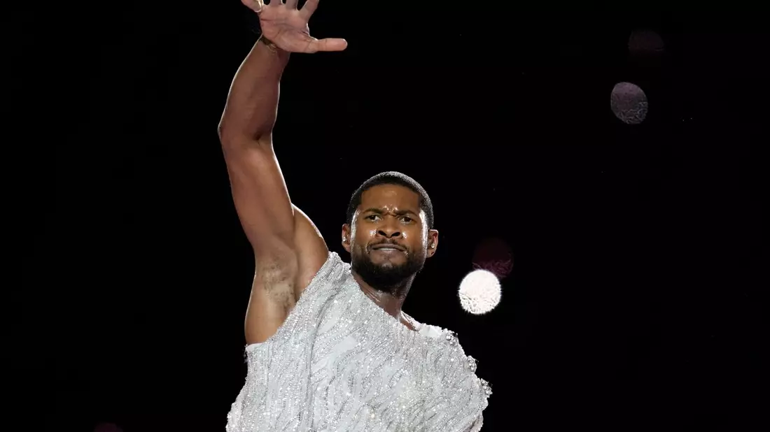 Usher hatte in der Halbzeitpause des Super Bowls einen großen Auftritt. - Bild: Ashley Landis/AP/dpa