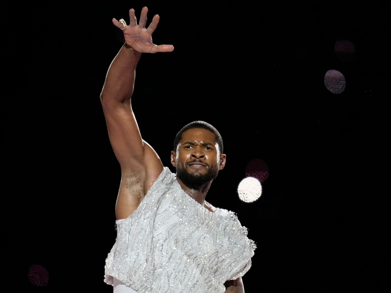 Usher hatte in der Halbzeitpause des Super Bowls einen großen Auftritt. - Foto: Ashley Landis/AP/dpa