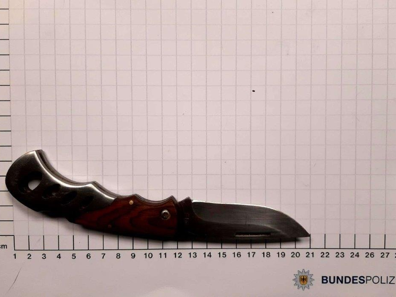 BPOL NRW: Bahnmitarbeiter geschlagen - Bundespolizisten stellen Messer sicher - Foto: presseportal.de