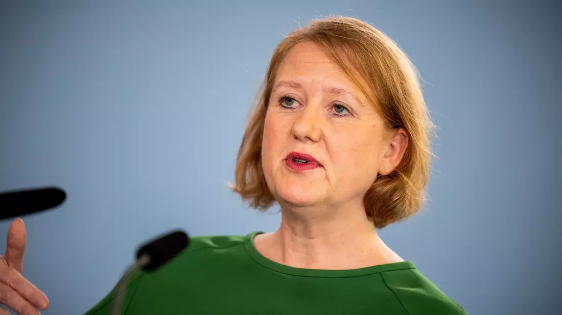 Bundesfamilienministerin Lisa Paus sieht Bedarf für mehr Prävention gegen Hassrede im Internet. - Bild: Michael Kappeler/dpa