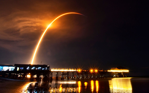 Starlink ist ein satellitengestützter Internet-Dienstleister, der speziell im Ukraine-Krieg von enormer Bedeutung für die Kommunikation ist. Hier fliegt eine SpaceX Falcon 9 Rakete mit Starlink-Satelliten an Bord ins All. (Archiv) - Foto: Malcolm Denemark/Florida Today/Florida Today via AP/dpa