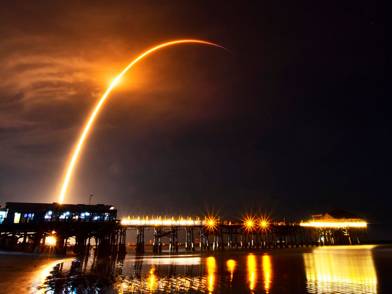 Starlink ist ein satellitengestützter Internet-Dienstleister, der speziell im Ukraine-Krieg von enormer Bedeutung für die Kommunikation ist. Hier fliegt eine SpaceX Falcon 9 Rakete mit Starlink-Satelliten an Bord ins All. (Archiv) - Foto: Malcolm Denemark/Florida Today/Florida Today via AP/dpa