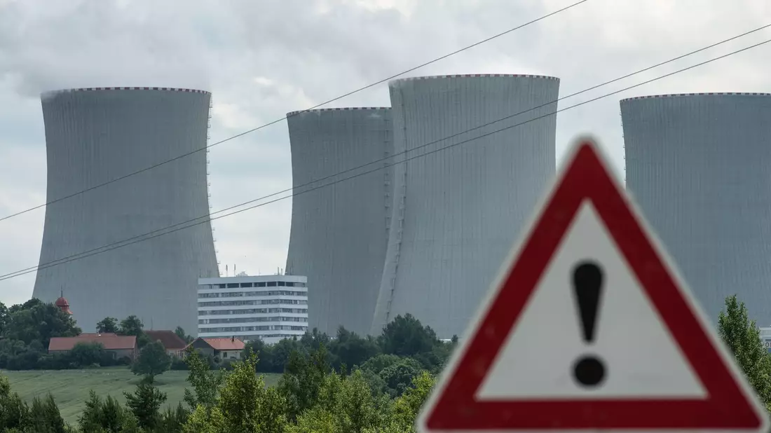 Die Kühltürme des Atomkraftwerkes Temelin. - Bild: Armin Weigel/dpa
