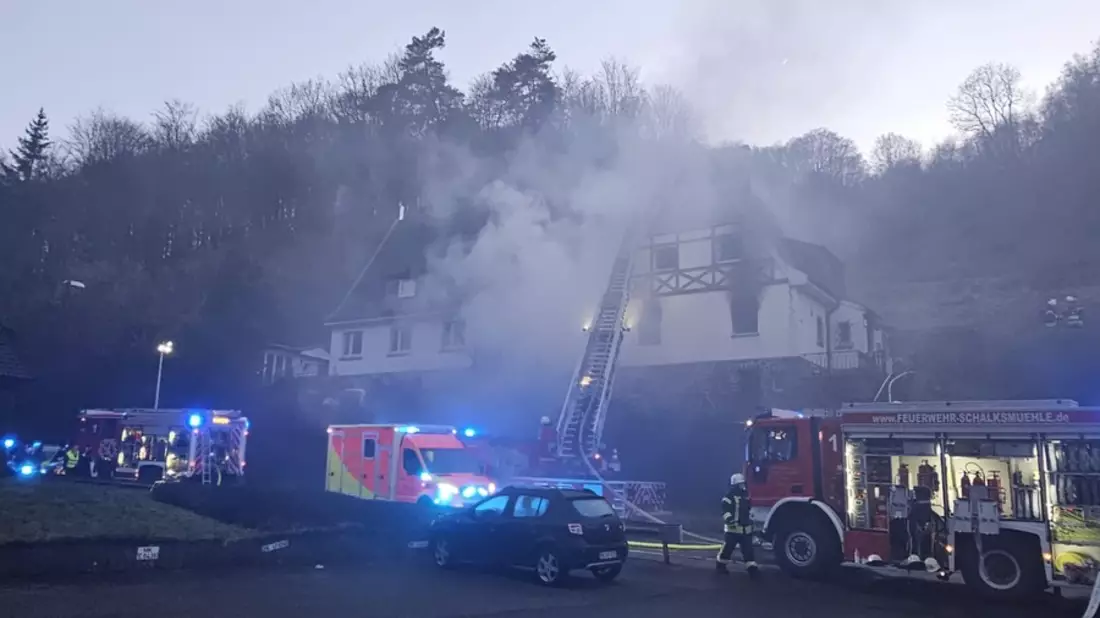 FW Schalksmühle: Brand in Gebäude - eine Person gestorben. - Bild: presseportal.de