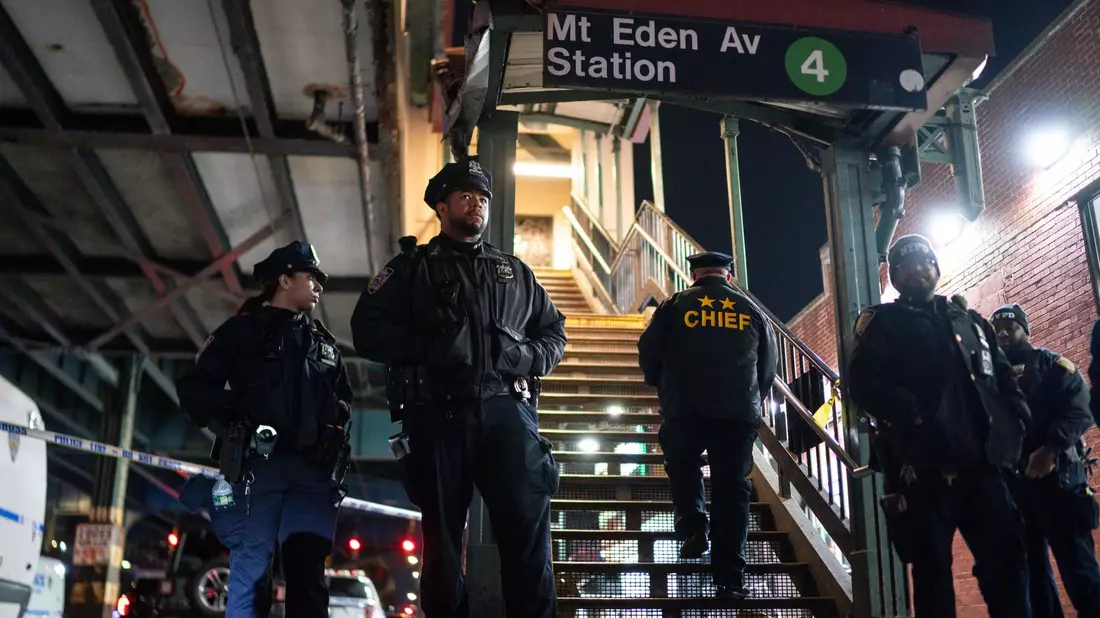New Yorker Polizisten stehen nach Schüssen an der U-Bahn-Station Mount Eden Avenue im New Yorker Stadtbezirk Bronx Wache. - Bild: Eduardo Munoz Alvarez/FR171643 AP/dpa