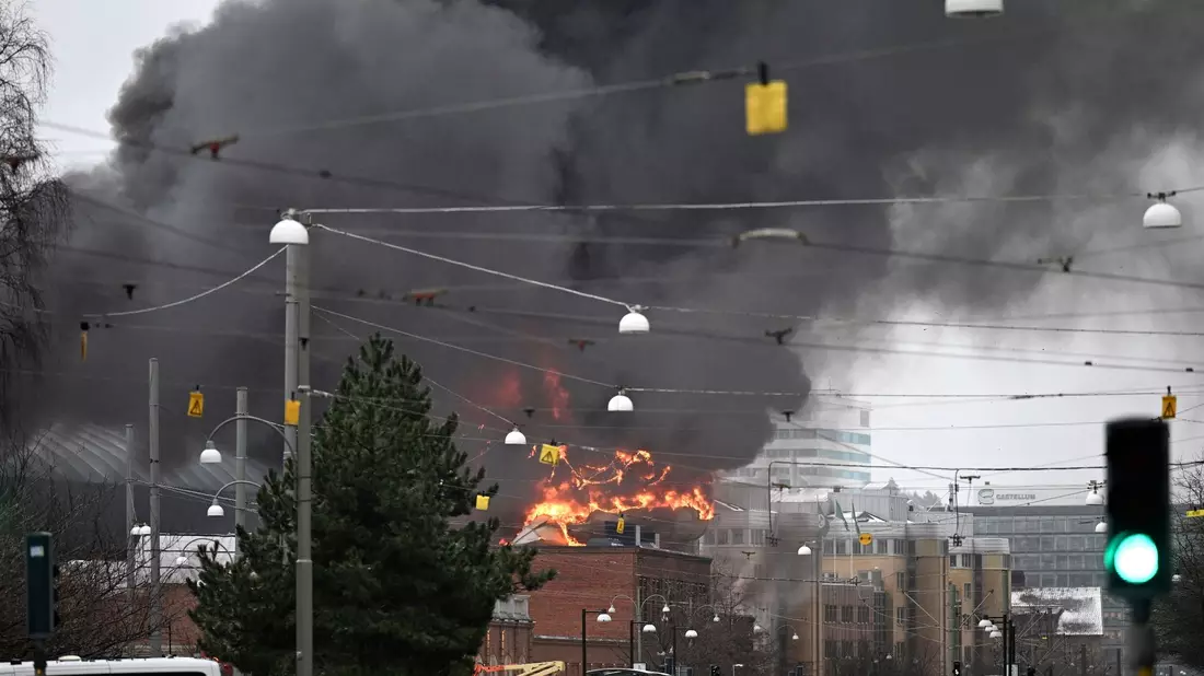 Rauch steigt auf, nachdem in dem neuen Wasserpark «Oceana» des Vergnügungsparks Liseberg ein Feuer ausgebrochen ist. - Bild: Björn Larsson Rosvall/AP/dpa