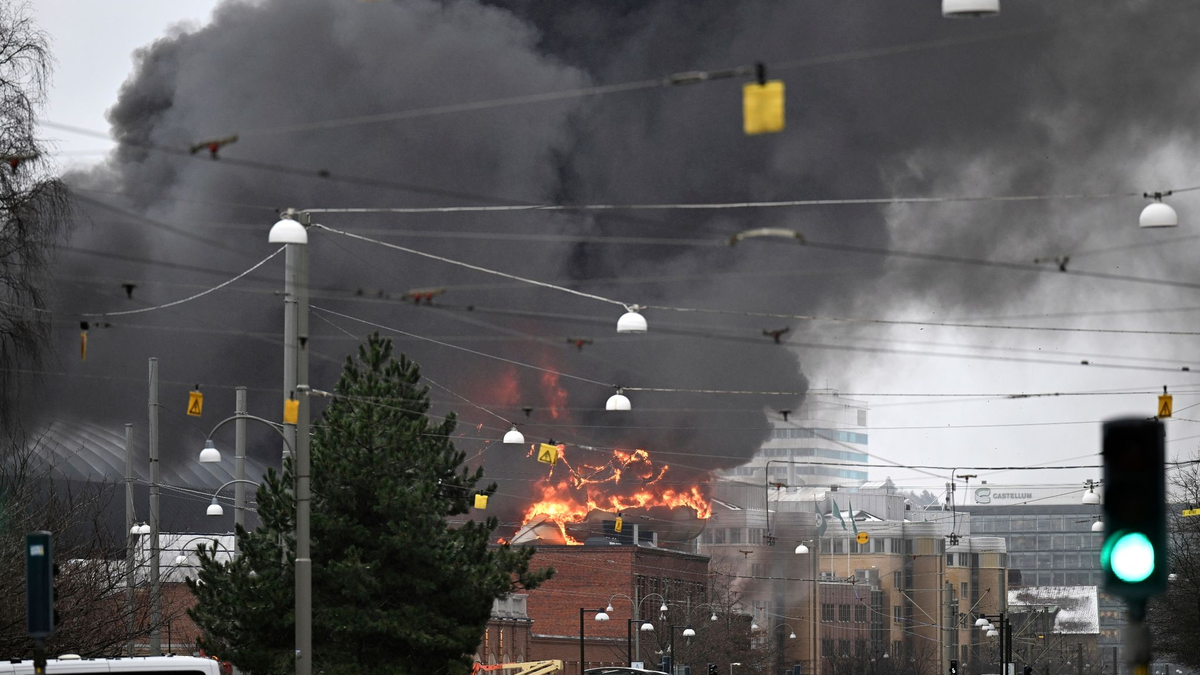 Rauch steigt auf, nachdem in dem neuen Wasserpark «Oceana» des Vergnügungsparks Liseberg ein Feuer ausgebrochen ist. - Foto: Björn Larsson Rosvall/AP/dpa