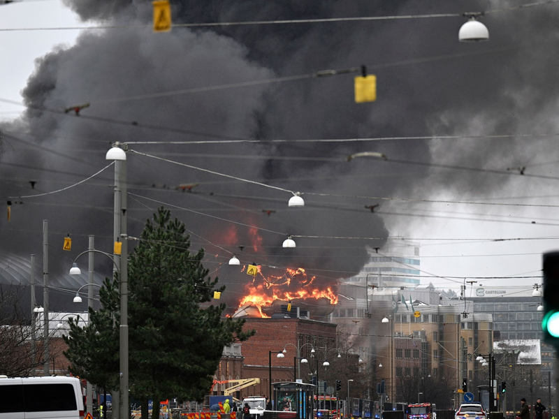 Rauch steigt auf, nachdem in dem neuen Wasserpark «Oceana» des Vergnügungsparks Liseberg ein Feuer ausgebrochen ist. - Foto: Björn Larsson Rosvall/AP/dpa