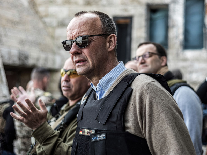 Friedrich Merz im Norden Israels an der libanesischen Grenze. - Foto: Ilia Yefimovich/dpa