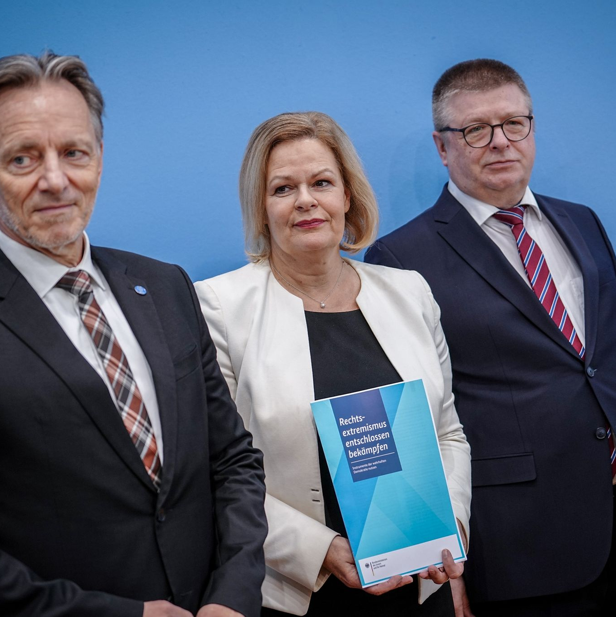Gemeinsam mit dem Präsidenten des Bundeskriminalamtes Holger Münch (l) und Verfassungsschutzpräsident Thomas Haldenwang (r) stellte Nancy Faeser ihre aktualisierten Pläne zur Bekämpfung des Rechtsextremismus vor. - Foto: Kay Nietfeld/dpa