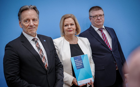 Gemeinsam mit dem Präsidenten des Bundeskriminalamtes Holger Münch (l) und Verfassungsschutzpräsident Thomas Haldenwang (r) stellte Nancy Faeser ihre aktualisierten Pläne zur Bekämpfung des Rechtsextremismus vor. - Foto: Kay Nietfeld/dpa