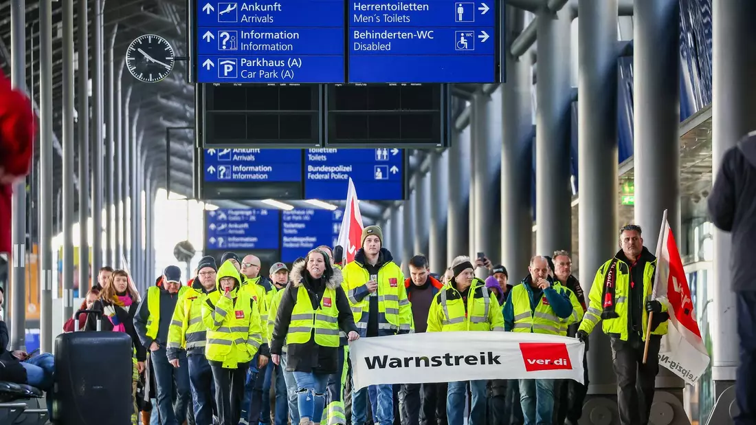Beschäftigte der Mitteldeutschen Flughafen AG bei einem Warnstreik am  Flughafen Leipzig/Halle. - Bild: Jan Woitas/dpa