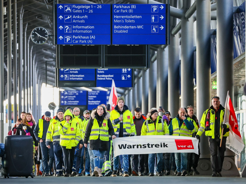 Beschäftigte der Mitteldeutschen Flughafen AG bei einem Warnstreik am Flughafen Leipzig/Halle. - Foto: Jan Woitas/dpa